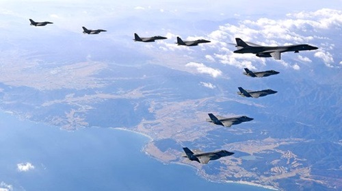 昨年１２月６日のビジラントエースで、米国の爆撃機Ｂ－１Ｂランサー１機と韓米両国の戦闘機が編隊飛行している。左から韓国空軍Ｆ－１６（２機）、Ｆ－１５Ｋ（２機）、米国Ｂ－１Ｂ（１機）、Ｆ－３５Ａ（２機）、Ｆ－３５Ｂ（２機）（写真＝韓国空軍）