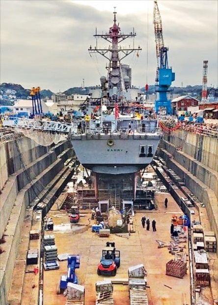 米海軍駆逐艦バリーが横須賀海軍基地内のドライドックで修理を受けている。東京から車で１時間ほど南に走れば到着する横須賀海軍基地には米軍と軍務員１万７５００人、日本人労働者８５００人の２万６０００人が常駐する。