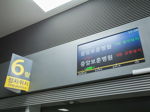 金浦空港からオリンピック公園駅まではこれまで約１時間５分かかっていましたが、急行が停車することもあり、約５０分に短縮！赤色の急行と緑色の一般電車のマークを見分けて乗りこなしましょう。