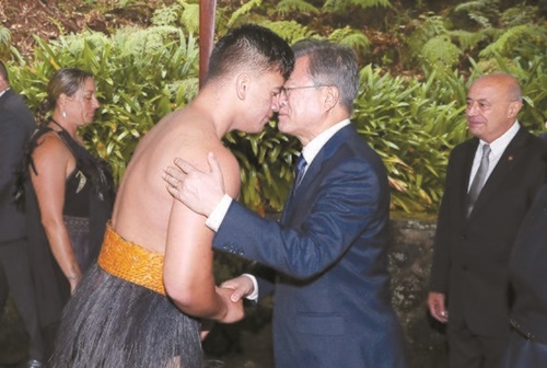 ニュージーランドを国賓訪問中の文在寅大統領が３日（現地時間）、総督官邸で開かれた公式歓迎式で、マオリ族の公演者と握手しながら鼻を合わせるホンギ（Ｈｏｎｇｉ）であいさつしている。文大統領は歓迎に感謝の言葉を伝えた。（青瓦台写真記者団）