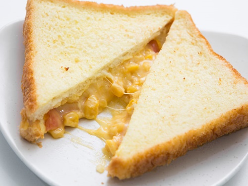 パン生地もふわふわで、中もとろーり。朝食をささっと済ませたい場合や小腹が空いたときに、試してみてはいかがですか？