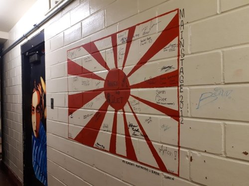 カナダ・トロントのエトビコ芸術高校の廊下の壁に描かれていた旭日旗（写真提供＝カン・ミンソさん）