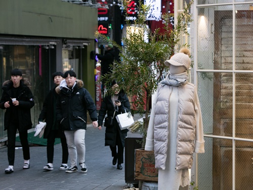 足りない防寒グッズはファッションショップに駆け込んで！