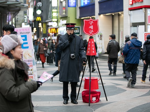 韓国の年末の風物詩、救世軍の募金活動「慈善鍋（チャソンネンビ）」も始まりました。