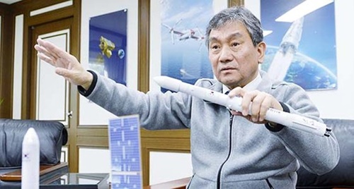 韓国航空宇宙研究院の林チョル虎（イム・チョルホ）院長が韓国型ロケットと気象衛星「千里眼２Ａ」の模型を手に開発過程を説明している。試験用打ち上げに成功したロケットは３段式ロケットの韓国型ロケット「ヌリ」の２段目の部分だ。
