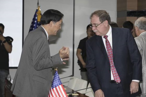 ６月第４回韓米防衛費の交渉で張元三大使とティモシー・ベッツ防衛費分担交渉代表が対話をしている。（写真＝共同取材団）