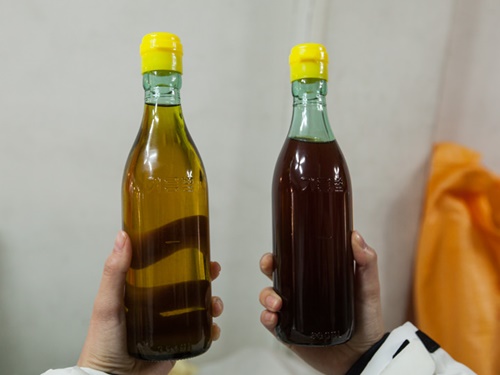 透明な見た目が特徴の「生エゴマ油（セントゥルギルム、写真左、３５０ｍｌ、１５，０００ウォン）」とは、製造過程で加熱しないエゴマ油のこと。加熱して作られたものより香りは少ないですが、身体に良い成分がより多く採れるそうなので、要チェック！