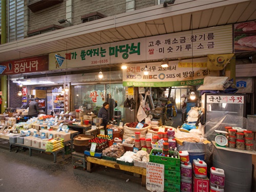 エゴマ油は、ゴマ油や唐辛子などその他調味料を売っているお店にあります。韓国ならではの雰囲気を楽しみながら、購入にチャレンジしてみてはいかがですか？