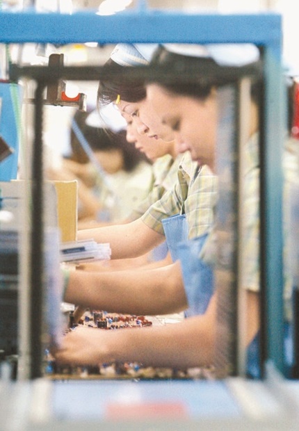 中国天津のサムスン電子工場生産ラインで職員が部品を組み立てている。（中央フォト）