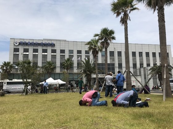 ６月済州出入国外国人庁前で祈っている済州道のイエメン難民申請者