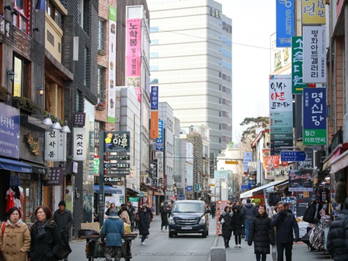 交通の便良し、宿泊施設の価格良しで人気の仁寺洞（インサドン）。朝早くから営業するお店は少ないですが、チェーン店をはじめ、利用可能な有名店もちゃんとあります。