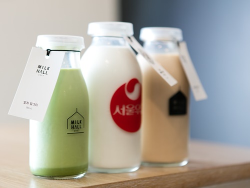 乳業メーカー「ソウル牛乳」が運営する「ＭＩＬＫ　ＨＡＬＬ１９３７　鍾路店」。ミルクティーやベーグルなど、軽めの朝ごはんをおゃれな店内で楽しめます。