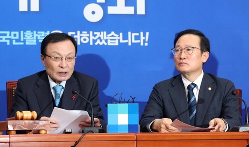 共に民主党の李海チャン代表（左）が１７日午前、国会で開かれた最高委員会議に参加して発言している。