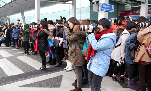 仁川空港でアイドルグループの写真を撮影しようと長蛇の列に並ぶファン