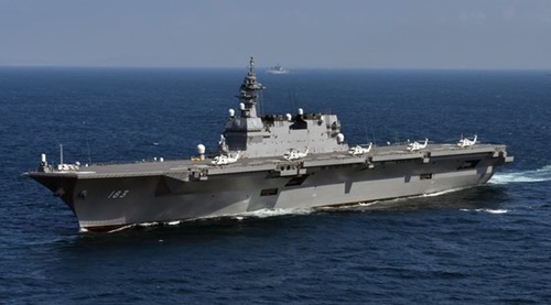日本海上自衛隊の護衛艦「いづも」（ＤＤＨ－１８３）。日本政府は「いづも」にステルス戦闘機「Ｆ３５Ｂ」を運用できるように改造する計画だ。また、論争を意識して「多用途運用護衛艦」と呼ぶことにしている。（写真＝日本海上自衛隊）