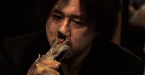 映画『オールドボーイ』の生きたタコを食べるシーン（中央フォト）