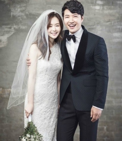 歌手ＭａｙＢｅｅ（左）と俳優ユン・サンヒョン