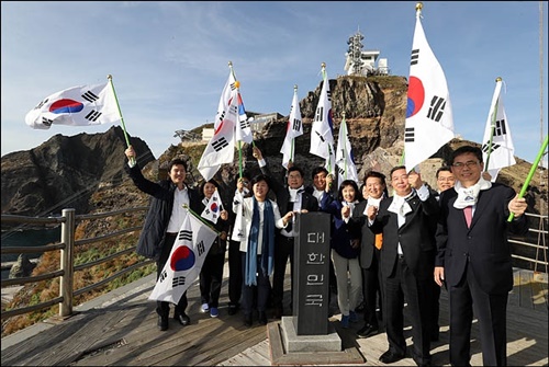 １０月２２日、独島を訪問した韓国の国会議員（写真＝国会写真取材団）
