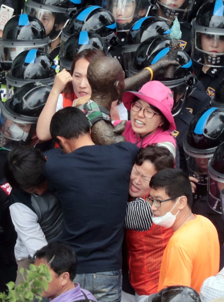５月３１日、市民団体の反発の中、釜山東区庁関係者がフォークリフトとトラックを使って釜山日本総領事館近くの歩道の前に設置されていた強制徴用労働者像の行政代執行（強制撤去）をしている。