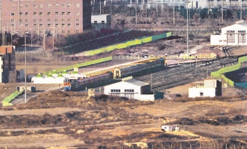 写真 左に韓国の列車 右に北朝鮮の列車 鉄道連結着工式 Joongang Ilbo 中央日報