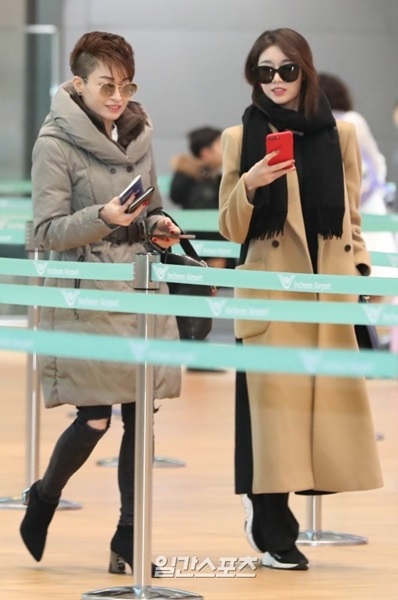 ２７日午前、仁川国際空港に母親と一緒に登場したＴ－ＡＲＡのジヨン（右）。