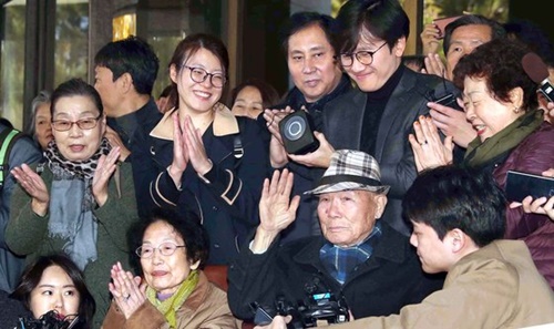 韓国大法院で強制徴用被害者判決が下された昨年１０月３０日、唯一の生存者であるイ・チュンシクさん（９４）が手を上げて感謝の気持ちを表現している。