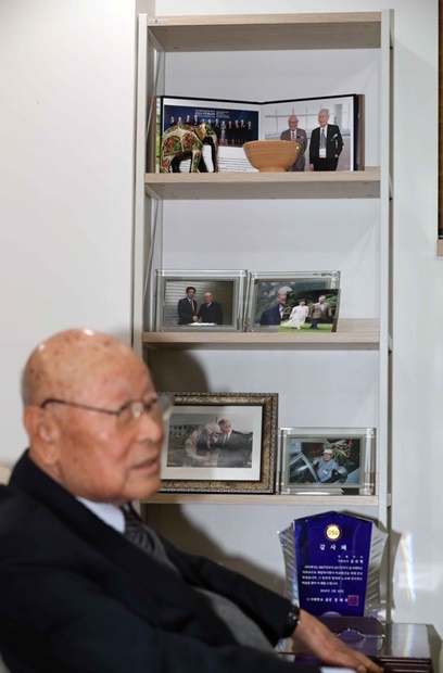 孔魯明（コン・ノミョン）東アジア財団理事長の執務室に村山富市元日本首相、安倍晋三首相と撮影した写真が置かれている。