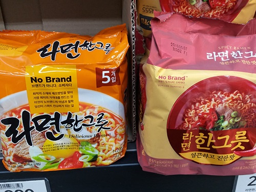 ラーメンや韓国海苔、ゆず茶など定番の韓国土産も買えるので、海外からの観光客にも話題！