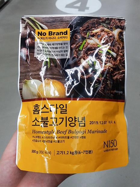 調味料コーナーは種類が豊富で、プルコギのタレなど、自宅で韓国料理を手軽に再現できる商品もあります。
