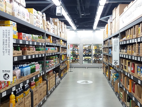 東大門（トンデムン）や江南（カンナム）などの人気宿泊エリアに店舗があり（撮影は「東大門ＤＯＯＴＡ　ＭＡＬＬ店」）、お土産はもちろん滞在中のおやつや夜食の調達にも便利です。
