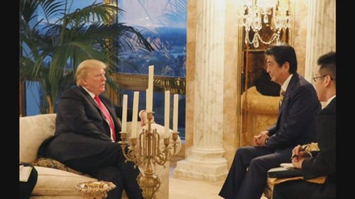 昨年１１月２３日（現地時間）、米ニューヨークのトランプタワーで会談する安倍首相とトランプ米大統領。（日本内閣広報室提供）