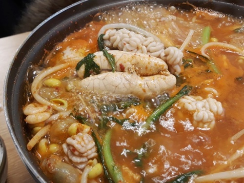 タラコや白子などの魚卵がたっぷり入ったスープ「アルタン（１人分６，５００ウォン）」は、ぺク・ジョンウォン氏が太鼓判を押した味。瞬く間に人気店になりました。