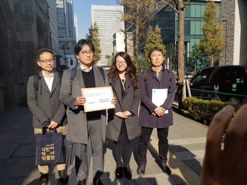 徴用判決の原告側代理人が昨年１２月、東京新日鉄住金本社を訪ねて賠償のための協議に応じることを求めた要請書を伝えた。