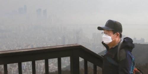 １３日、釜山市海雲台と広安里一帯が粒子状物質（ＰＭ２．５）でかすんで見えている。