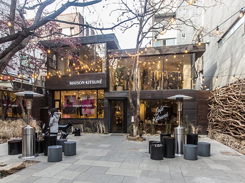 お店は４階建で、ブティックショップとカフェを併設。ランプや木の壁が、まるで小さな公園にいるかのような、おしゃれで落ち着いた空間を演出しています。