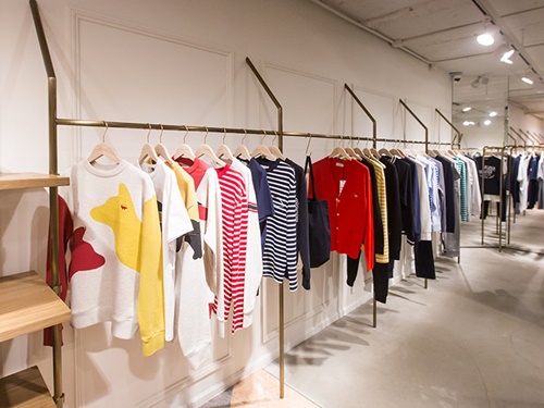 ブティックショップでは、コスメブランド「３ＣＥ」とのコラボでおなじみの「ＭＡＩＳＯＮ　ＫＩＴＳＵＮＥ」の洋服や雑貨などを販売。カフェ店内でもマグカップやタンブラーなどの購入が可能です。