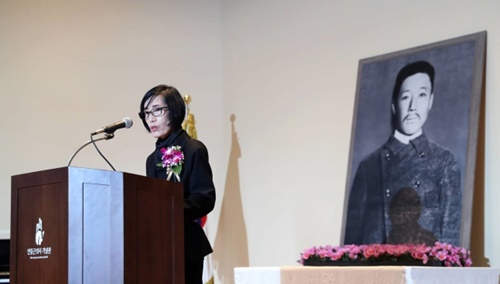 ２０１７年１０月２６日、ソウル中区安重根義士記念館で開かれた安重根義士の義挙１０８周年記念式。写真は皮宇鎭（ピ・ウジン）国家報勲処長が記念演説をしている様子。