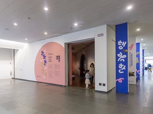 「景福宮（キョンボックン）」敷地内の「国立民俗博物館」では、毎年干支にちなんだ特別展示が開催されます。「亥年」は日本ではイノシシ年ですが、韓国ではブタ年！