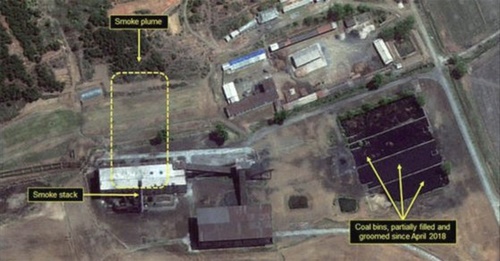 米国の北朝鮮専門メディア「３８ノース」が８月に公開した衛星映像。北朝鮮寧辺核団地再処理施設の火力発電所で浅い煙が立っている。（写真＝３８ノースキャプチャー）