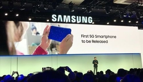 サムスン電子のキム・ヒョンソク家電部門社長が７日（現地時間）、米ラスベガスで行われたＣＥＳ２０１９プレスカンファレンスで「韓国と米国で世界で初めて５Ｇフォンを供給する」と発表した。