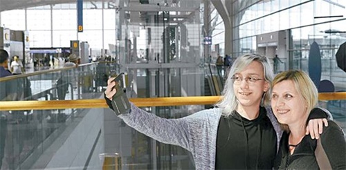 １７日、仁川国際空港第２旅客ターミナルを訪れた外国人が空港を背景に自分撮り写真を撮影している。仁川国際空港公社によると、第２旅客ターミナルは開場１年で累積旅客１９００万人を突破した。（写真提供＝仁川空港公社）