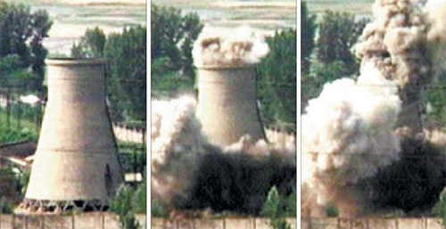 北朝鮮は２００８年６月、寧辺核施設の原子炉冷却塔を爆破した。これは北朝鮮が６カ国協議議長国の中国に核プログラムを申告した翌日に行われた。（中央フォト）