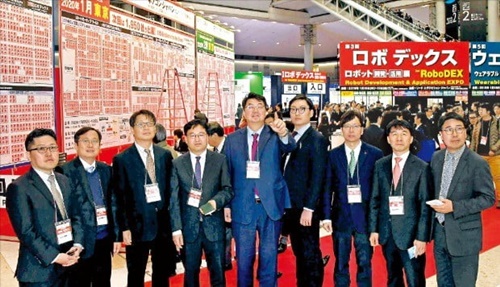 韓国経済新聞特別取材チームは１６日から１８日まで日本最大の見本市会場である東京ビッグサイトで開かれた先端技術展を視察した。自動運転車、ロボット、工場自動化などを主題に韓国ＣＯＥＸの２．６倍の展示スペースで開かれた見本市には日本国内外から１３万人以上の企業家が集まった。