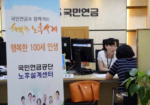 国民年金公団ソウル北部地域本部で市民が基礎年金の受領に関する相談を受けている。（中央フォト）