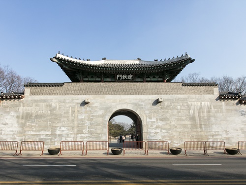 景福宮西側にある迎秋門（ヨンチュムン）が昨年１２月、４３年ぶりに開放され、付近のエリアである「西村（ソチョン）」にも注目が集まっています。