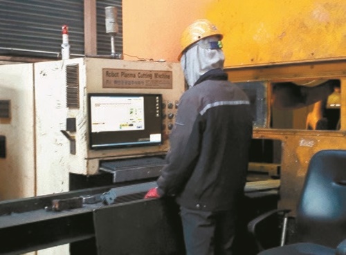 ファイン重工業が開発したロボット、プラズマ・カッティング・マシーン。このロボットはモノのインターネット（ＩｏＴ）で鉄資材製作設計図を受信し自ら作業する。