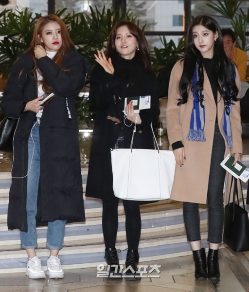 ２５日午前、金浦国際空港入りしているＬｏｖｅｌｙｚのミジュ、ジン、イェイン。