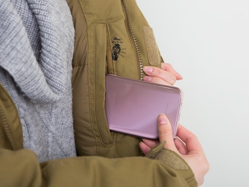 対策としては、内ポケットに入れて人肌であたためる、または、極力室内でスマホを使うようにすることが考えられます。温度が上がるにつれて、バッテリー残量は回復するでしょう。ただ、カイロで温めるのは結露の原因になるのでＮＧです。