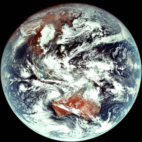 韓国人工衛星「千里眼２Ａ」が地球静止軌道から撮影した地球の様子。千里眼１の白黒映像とは違ってカラー映像だ。（写真提供＝韓国航空宇宙研究院）