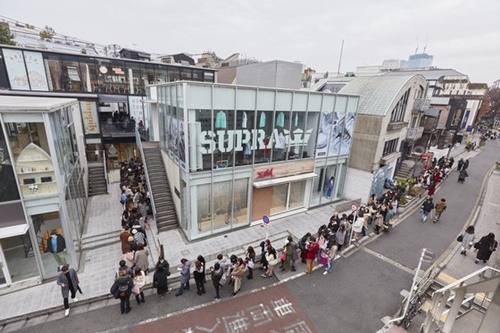 昨年１２月２２日にオープンしたカカオＩＸ東京店。オープン当日、ストア前には長蛇の列ができた。